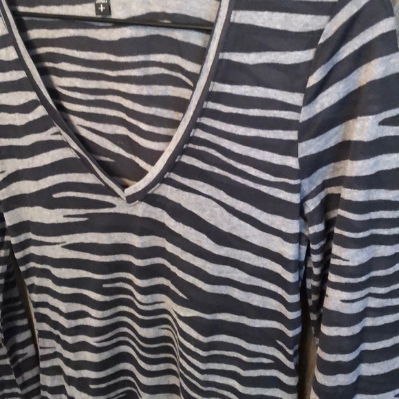 Express Zebra Black Gray V-neck Semi Sheer Size Small - Picture 2 of 13